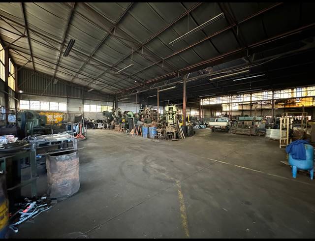 1,800M² WAREHOUSE FOR SALE IN INDUSTRIA NORTH
